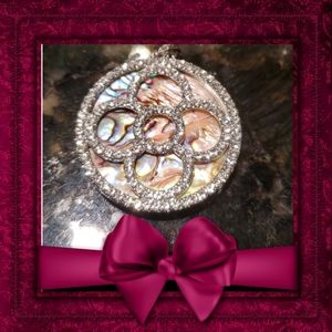 5/$22 NWOT Beautiful Natural Shell pendant